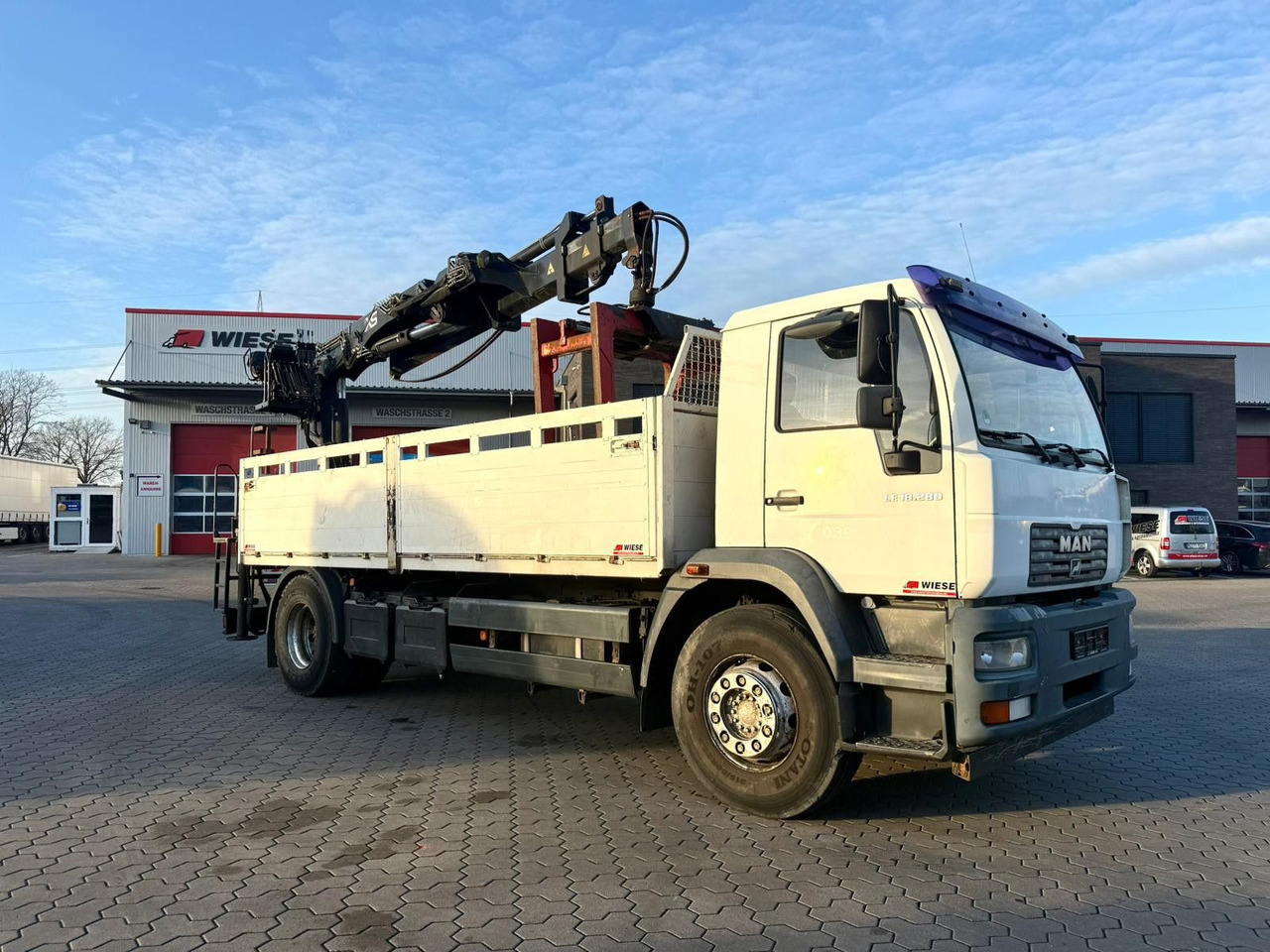 MAN LE 18.280 Pritsche mit HIAB 133 K PRO/HIPRO Kran - Камион со платформа, Камион со кран: слика 1 MAN LE 18.280 Pritsche mit HIAB 133 K PRO/HIPRO Kran - Камион со платформа, Камион со кран: слика 1