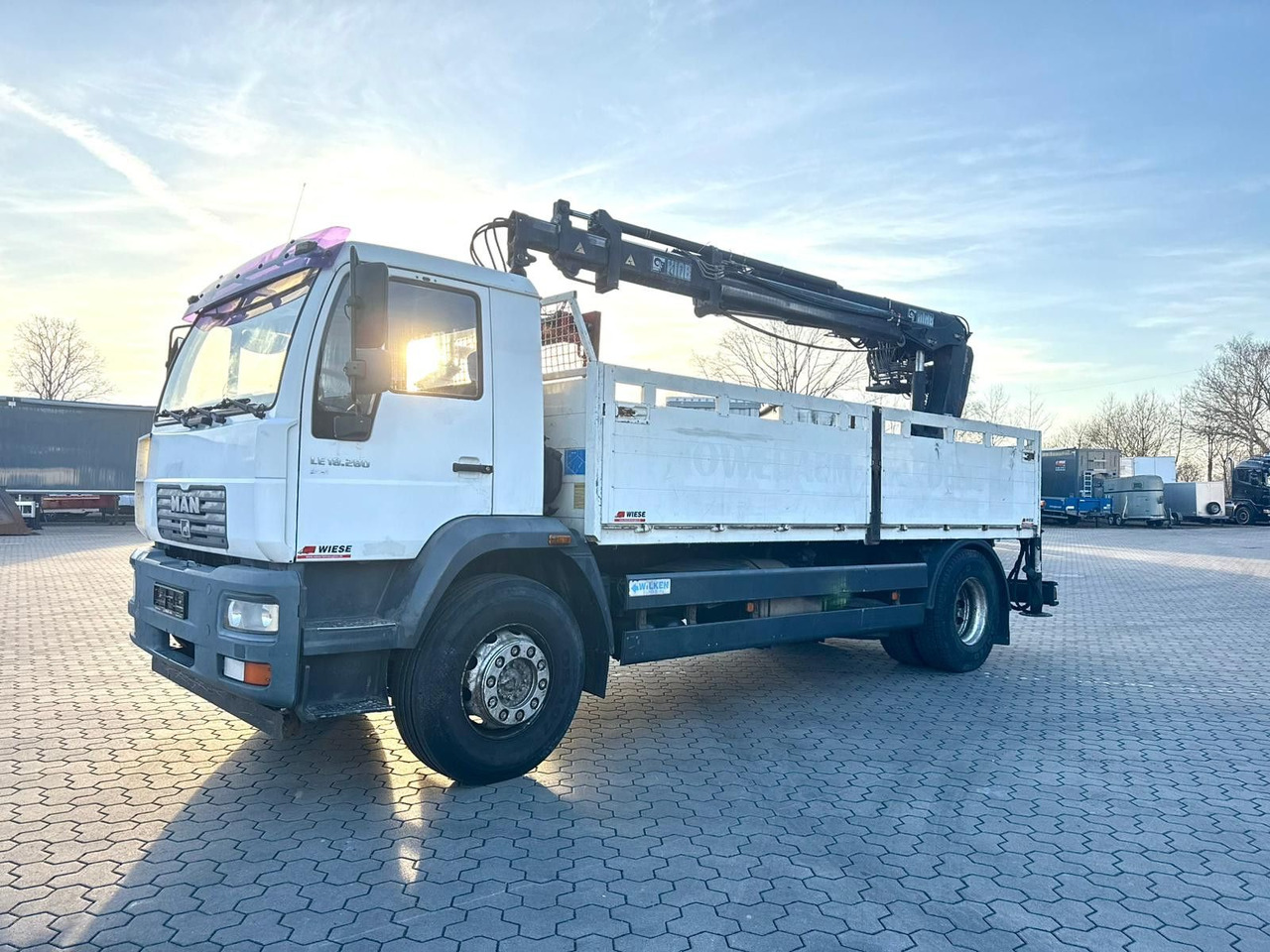MAN LE 18.280 Pritsche mit HIAB 133 K PRO/HIPRO Kran - Камион со платформа, Камион со кран: слика 2 MAN LE 18.280 Pritsche mit HIAB 133 K PRO/HIPRO Kran - Камион со платформа, Камион со кран: слика 2