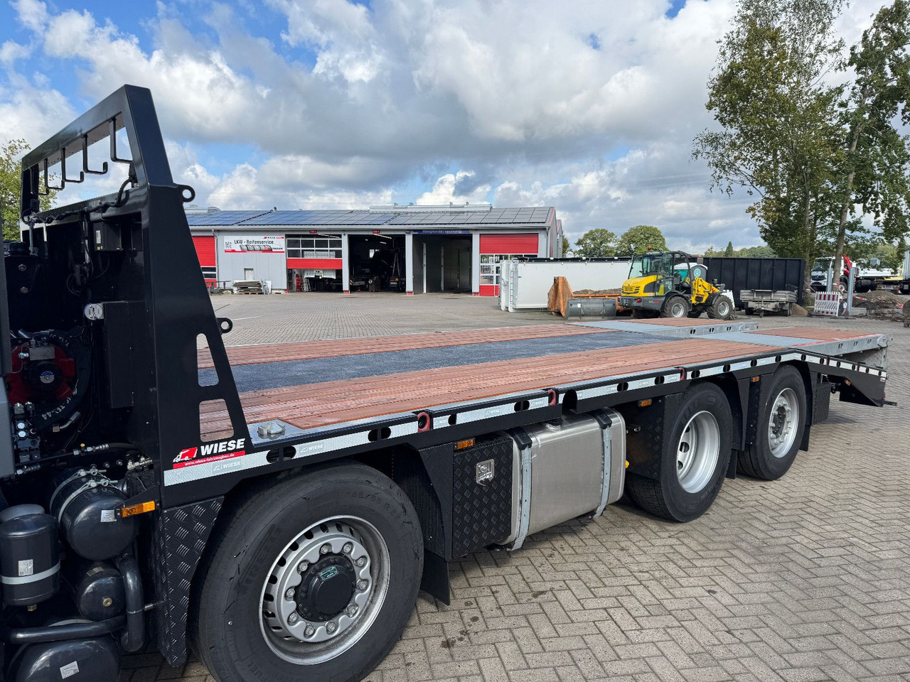MAN TGS 35.520 8x2H Baumaschinentransporter - Камион за влечење: слика 2 MAN TGS 35.520 8x2H Baumaschinentransporter - Камион за влечење: слика 2