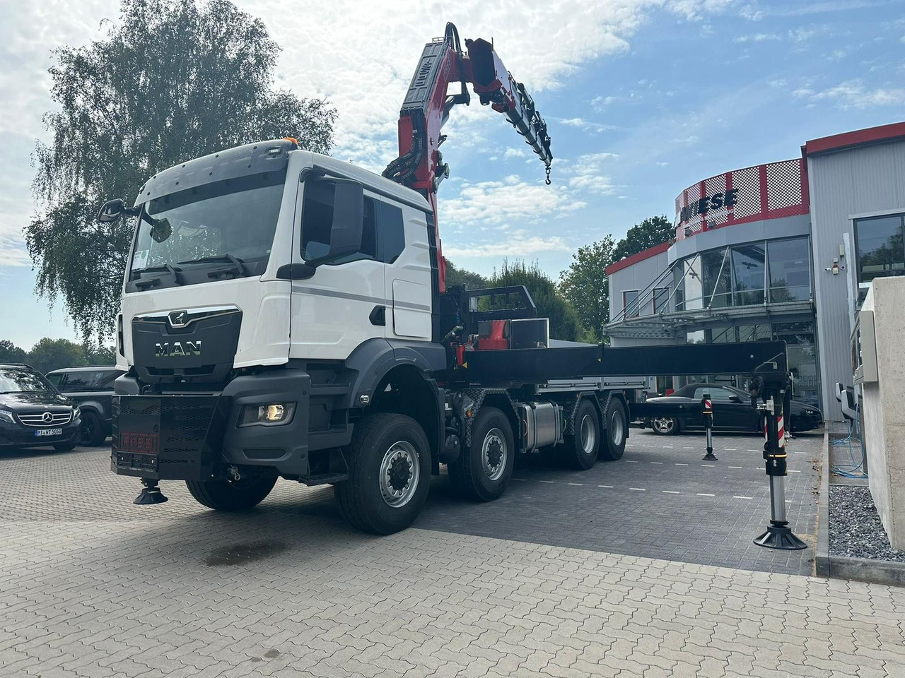 MAN TGS 41.520 8x8 mit Fassi Ladekran F710RA.2.26 - Камион со платформа: слика 2 MAN TGS 41.520 8x8 mit Fassi Ladekran F710RA.2.26 - Камион со платформа: слика 2