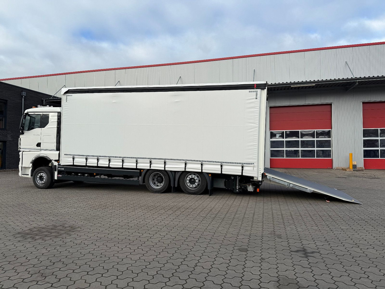 MAN TGX 26.440 6x2 LL Schwerlast Ladebordwand/Rampe - Камион за влечење: слика 2 MAN TGX 26.440 6x2 LL Schwerlast Ladebordwand/Rampe - Камион за влечење: слика 2