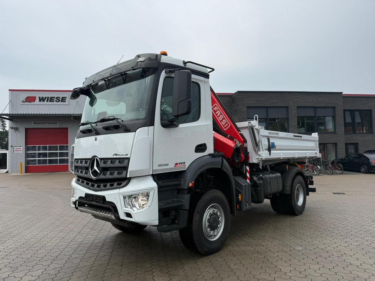 Mercedes-Benz Arocs 1835 4x4 Allrad Fassi F135 Kran Kipper - Кипер, Камион со кран: слика 1 Mercedes-Benz Arocs 1835 4x4 Allrad Fassi F135 Kran Kipper - Кипер, Камион со кран: слика 1