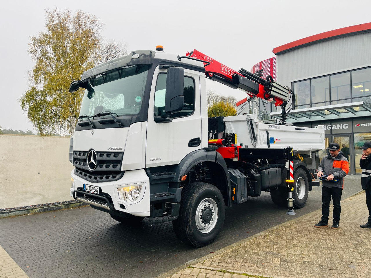 Mercedes-Benz Arocs 1835 4x4 Meiller Fassi F135 Kran Kipper - Кипер, Камион со кран: слика 2 Mercedes-Benz Arocs 1835 4x4 Meiller Fassi F135 Kran Kipper - Кипер, Камион со кран: слика 2