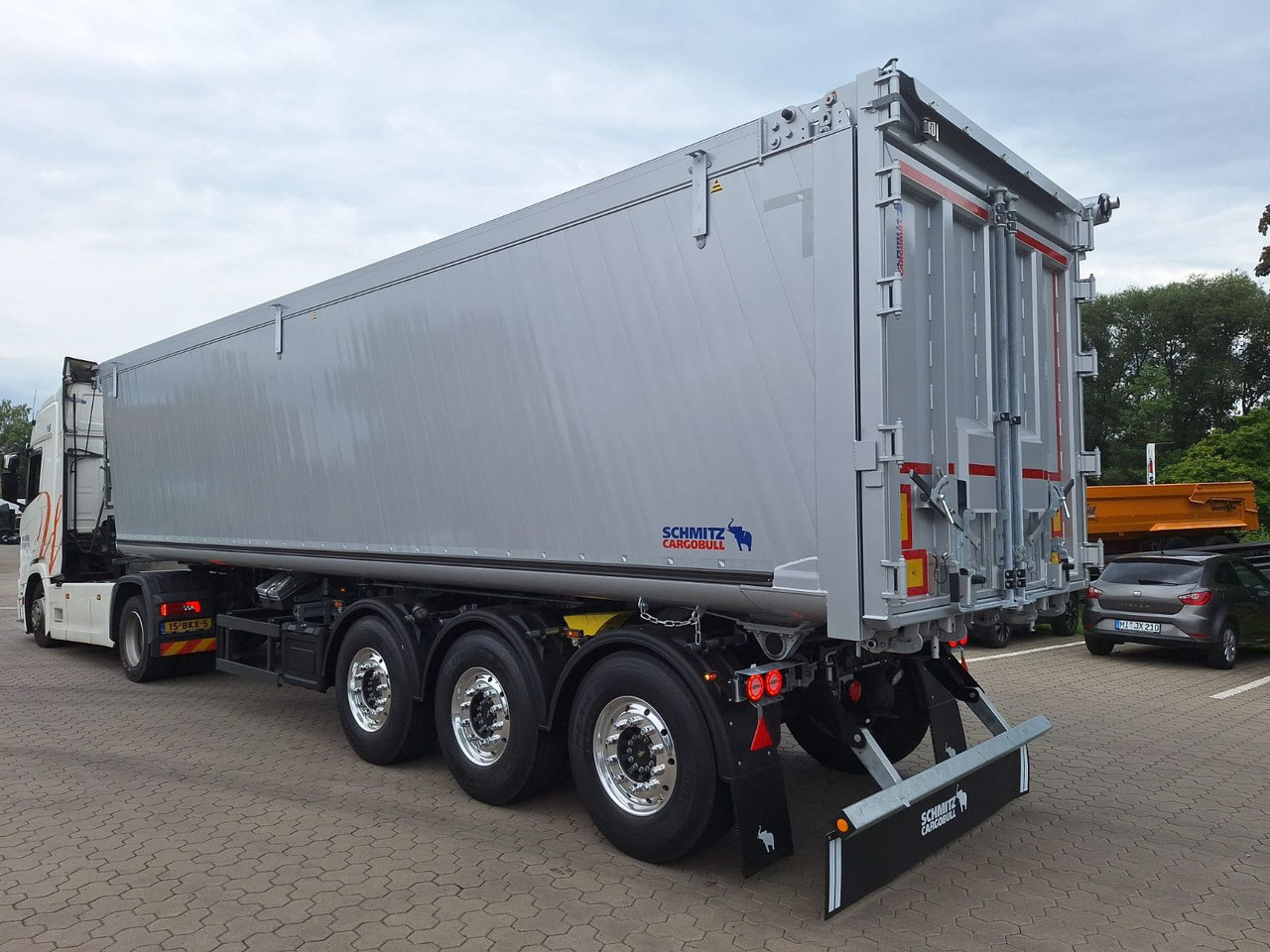 Schmitz Cargobull Kipper 52m³ mit gekröpftem Chassis - Кипер полуприколка: слика 1 Schmitz Cargobull Kipper 52m³ mit gekröpftem Chassis - Кипер полуприколка: слика 1