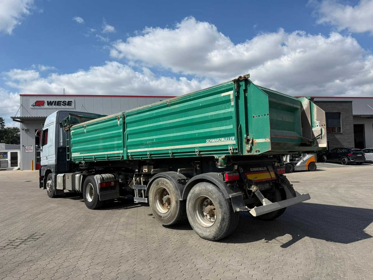 Schwarzmüller 2 Achs Dreiseitenkipper 21m³ mit elektr. Verdeck - Кипер приколка: слика 1 Schwarzmüller 2 Achs Dreiseitenkipper 21m³ mit elektr. Verdeck - Кипер приколка: слика 1