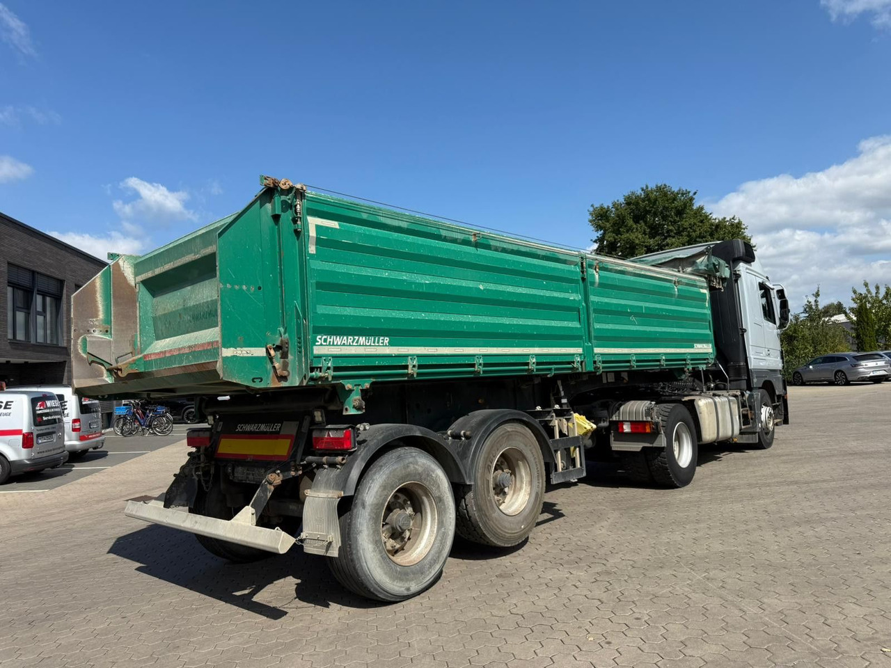Schwarzmüller 2 Achs Dreiseitenkipper 21m³ mit elektr. Verdeck - Кипер приколка: слика 3 Schwarzmüller 2 Achs Dreiseitenkipper 21m³ mit elektr. Verdeck - Кипер приколка: слика 3
