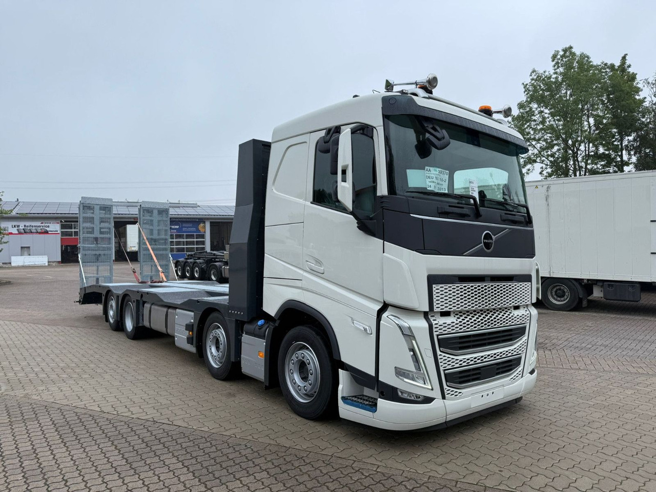 Volvo Arbeitsbühnen Baumaschinentransporter mit Rampen - Камион за влечење: слика 4 Volvo Arbeitsbühnen Baumaschinentransporter mit Rampen - Камион за влечење: слика 4