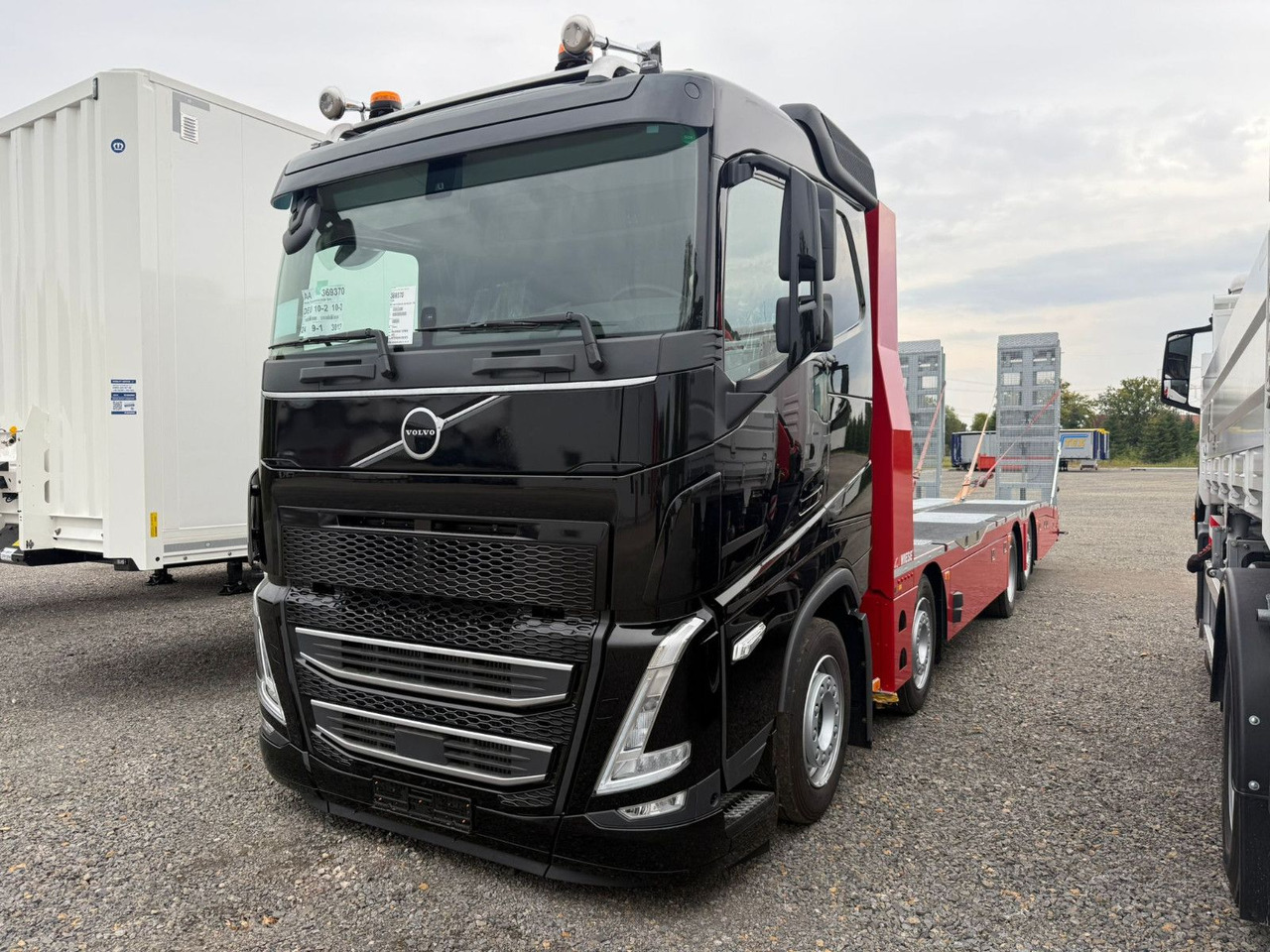 Volvo Arbeitsbühnen Baumaschinentransporter mit Rampen - Автотранспортен камион: слика 2 Volvo Arbeitsbühnen Baumaschinentransporter mit Rampen - Автотранспортен камион: слика 2