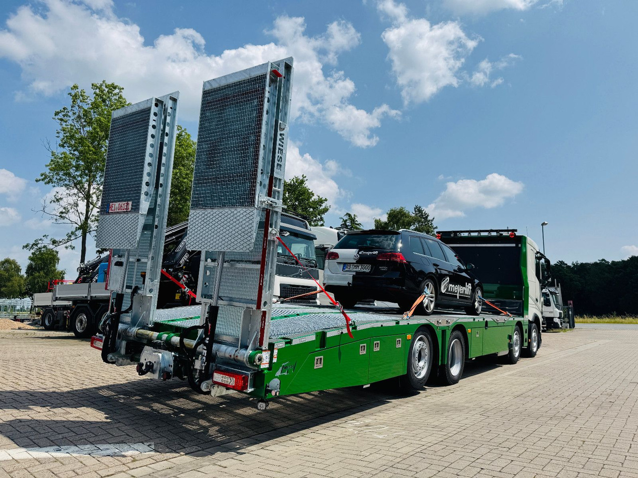 Volvo Arbeitsbühnen Baumaschinentransporter mit Rampen - Камион со платформа: слика 4 Volvo Arbeitsbühnen Baumaschinentransporter mit Rampen - Камион со платформа: слика 4