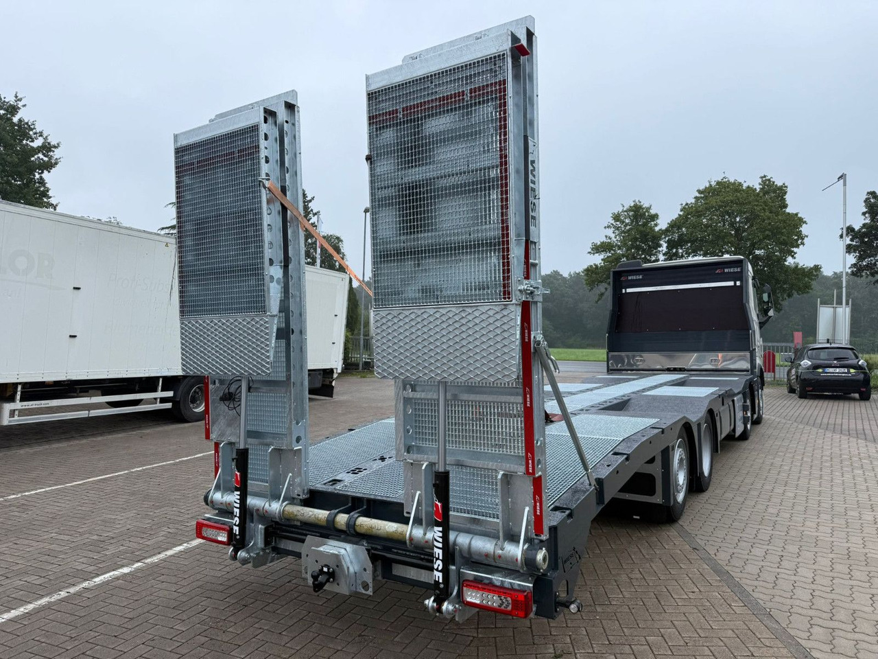 Volvo Arbeitsbühnen Baumaschinentransporter mit Rampen - Камион за влечење: слика 3 Volvo Arbeitsbühnen Baumaschinentransporter mit Rampen - Камион за влечење: слика 3
