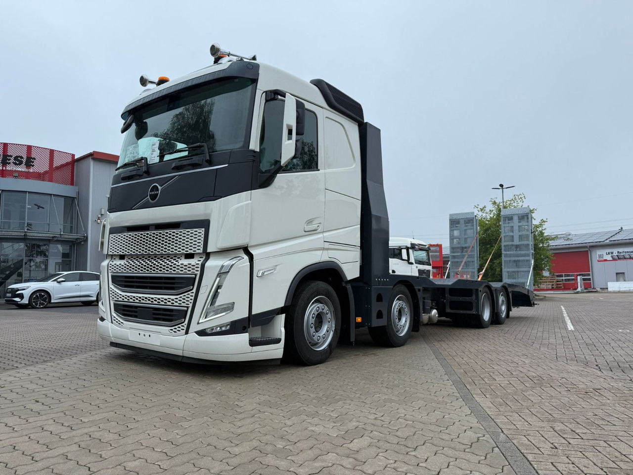 Volvo Arbeitsbühnen Baumaschinentransporter mit Rampen - Камион за влечење: слика 1 Volvo Arbeitsbühnen Baumaschinentransporter mit Rampen - Камион за влечење: слика 1