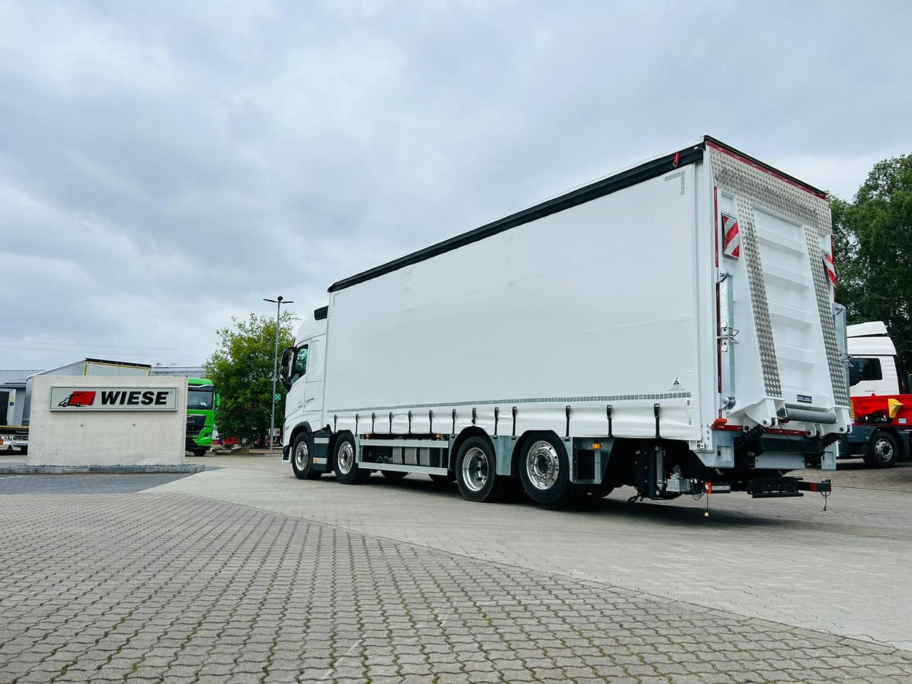 Volvo FH 500 8x2 Arbeitsbühnen Transporter LBW 9t - Камион со церада: слика 2 Volvo FH 500 8x2 Arbeitsbühnen Transporter LBW 9t - Камион со церада: слика 2