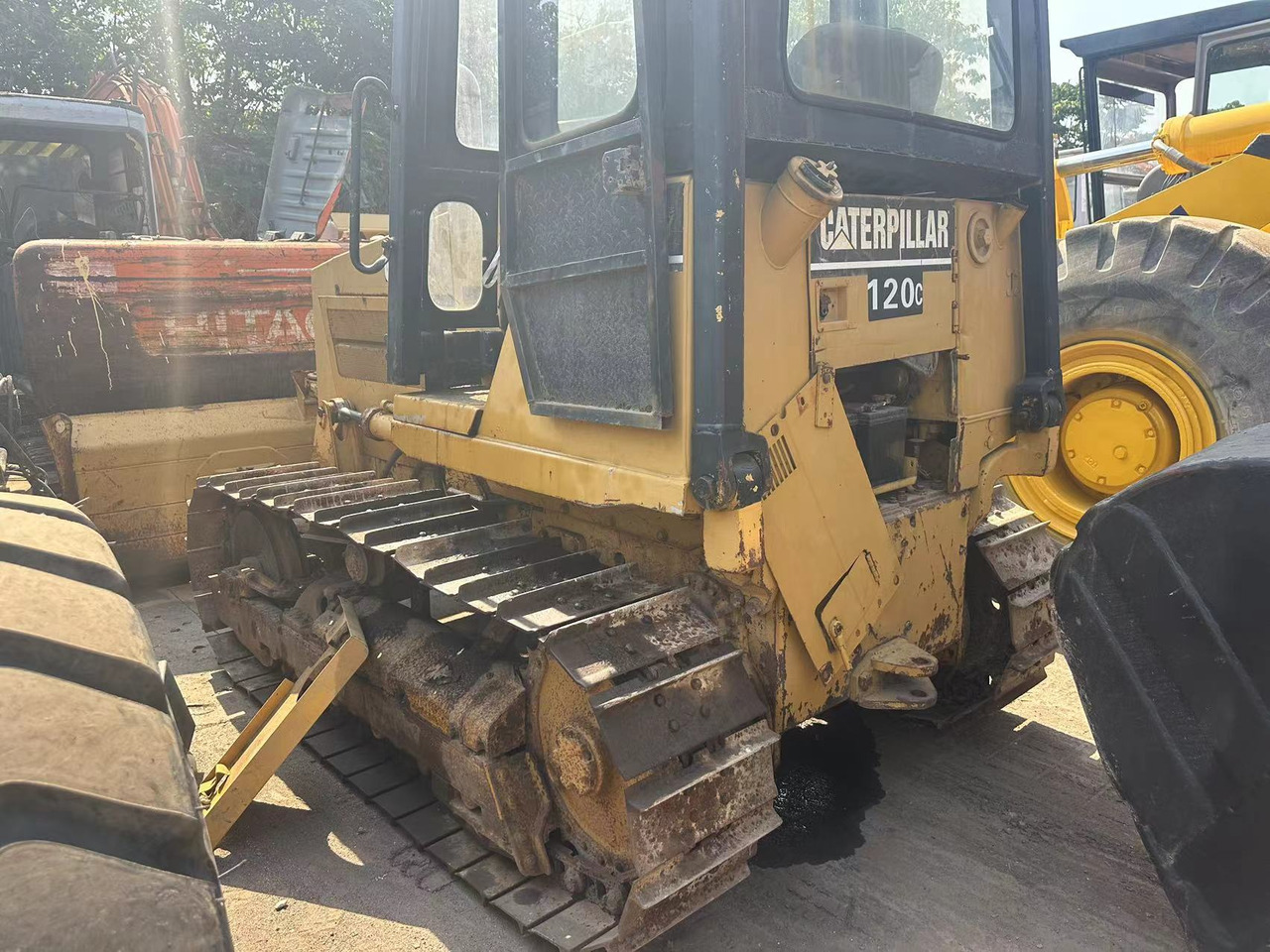 CATERPILLAR D4C - Булдожер: слика 1 CATERPILLAR D4C - Булдожер: слика 1