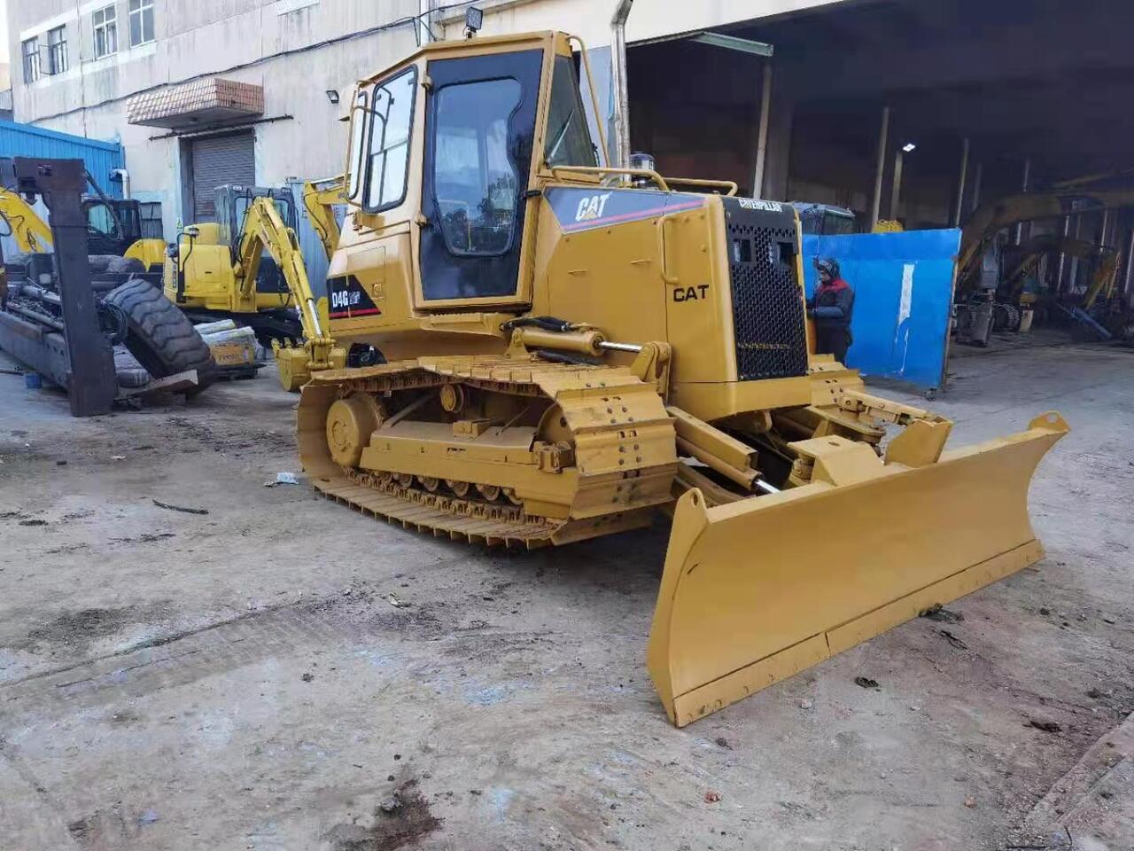 CATERPILLAR D4G - Булдожер: слика 2 CATERPILLAR D4G - Булдожер: слика 2