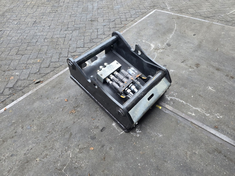 Oilquick kopplaat oq70/55 adaptor plate oilquick 70 55 steelwrist - Брза спојка за Градежна машина: слика 3 Oilquick kopplaat oq70/55 adaptor plate oilquick 70 55 steelwrist - Брза спојка за Градежна машина: слика 3