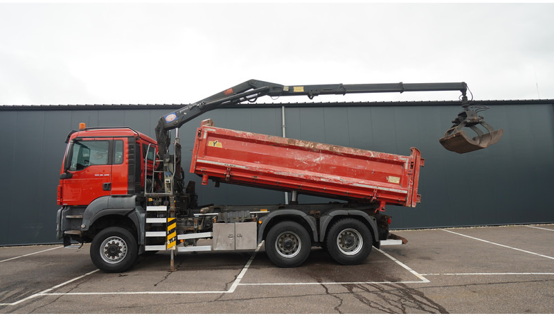 MAN TGS 28.400 6X6 2 SIDE TIPPER WITH HMF 1643 CRANE 376.400KM - Камион со кран: слика 1 MAN TGS 28.400 6X6 2 SIDE TIPPER WITH HMF 1643 CRANE 376.400KM - Камион со кран: слика 1