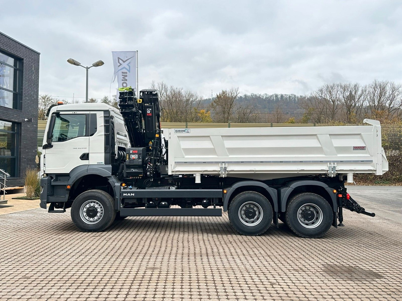MAN TGS 33.440 6x6 /3-Seiten- Kipper / Kran HIAB 302 - Кипер, Камион со кран: слика 2 MAN TGS 33.440 6x6 /3-Seiten- Kipper / Kran HIAB 302 - Кипер, Камион со кран: слика 2