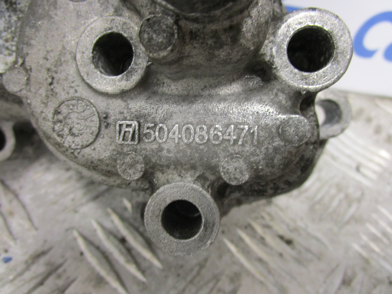 IVECO DAILY 3.0 OIL FILTER HOUSING P/NO 504086471 504086470 - Мотор и делови за Камион: слика 2 IVECO DAILY 3.0 OIL FILTER HOUSING P/NO 504086471 504086470 - Мотор и делови за Камион: слика 2