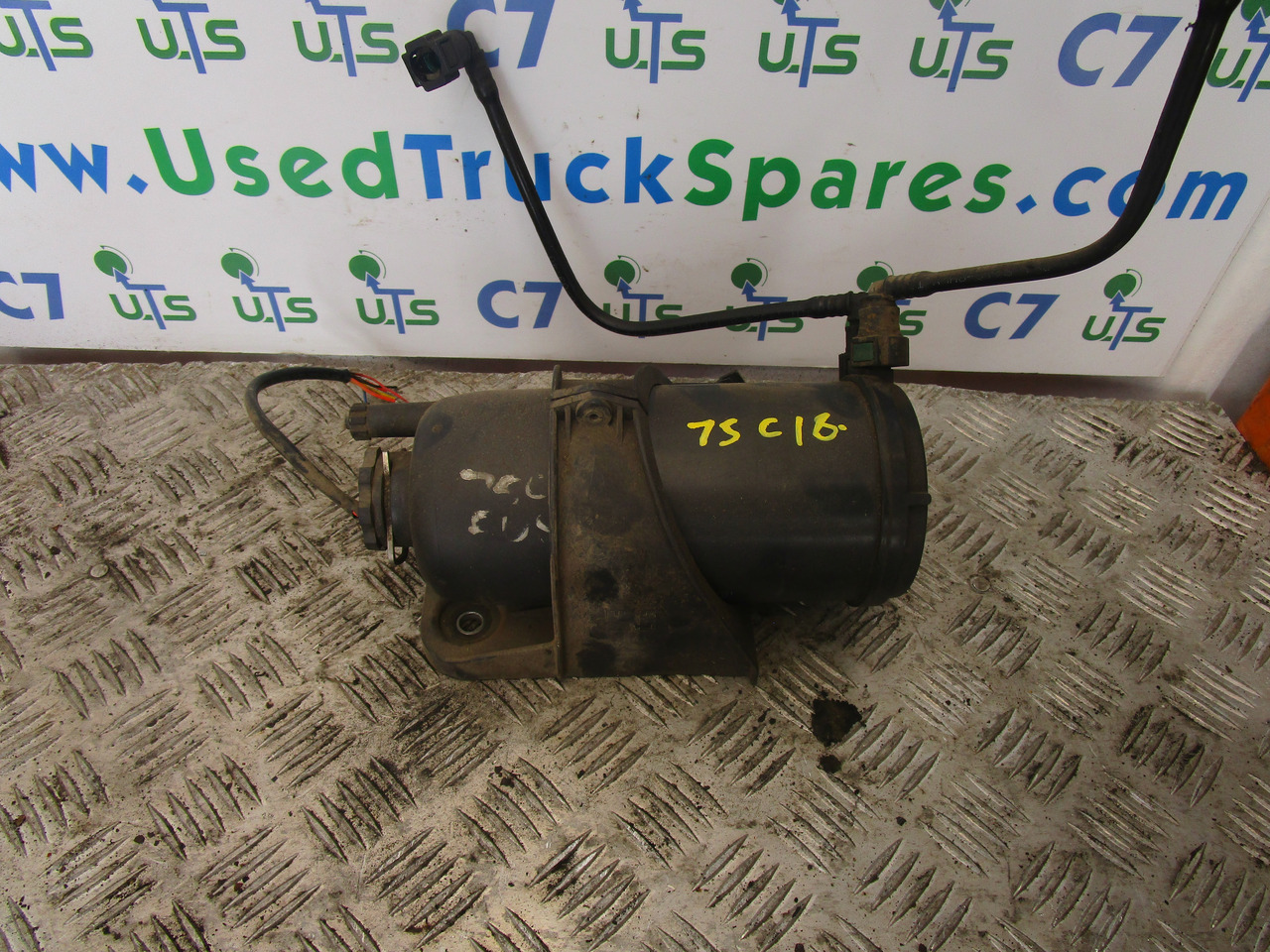 MITSUBISHI FUSO 75C15 / 18 FUEL FILTER HOUSING - Мотор и делови за Камион: слика 1 MITSUBISHI FUSO 75C15 / 18 FUEL FILTER HOUSING - Мотор и делови за Камион: слика 1