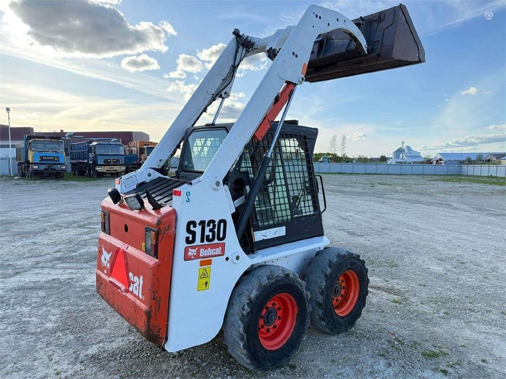 Компактен натоварувач Bobcat S130: слика 9