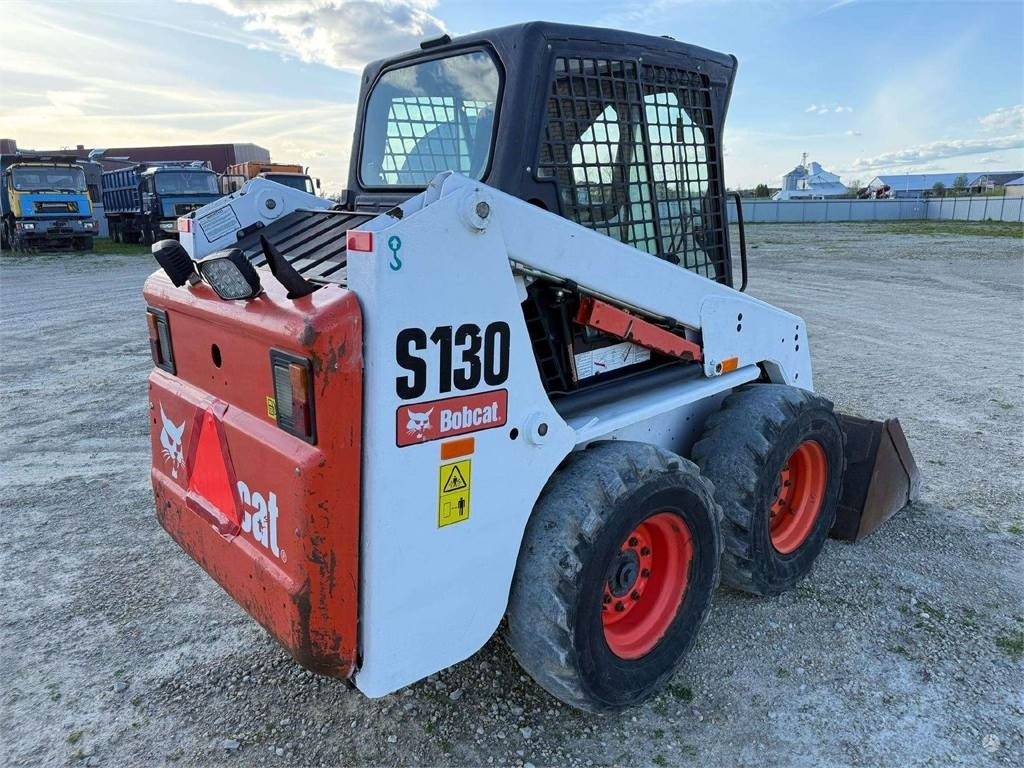 Компактен натоварувач Bobcat S130: слика 8