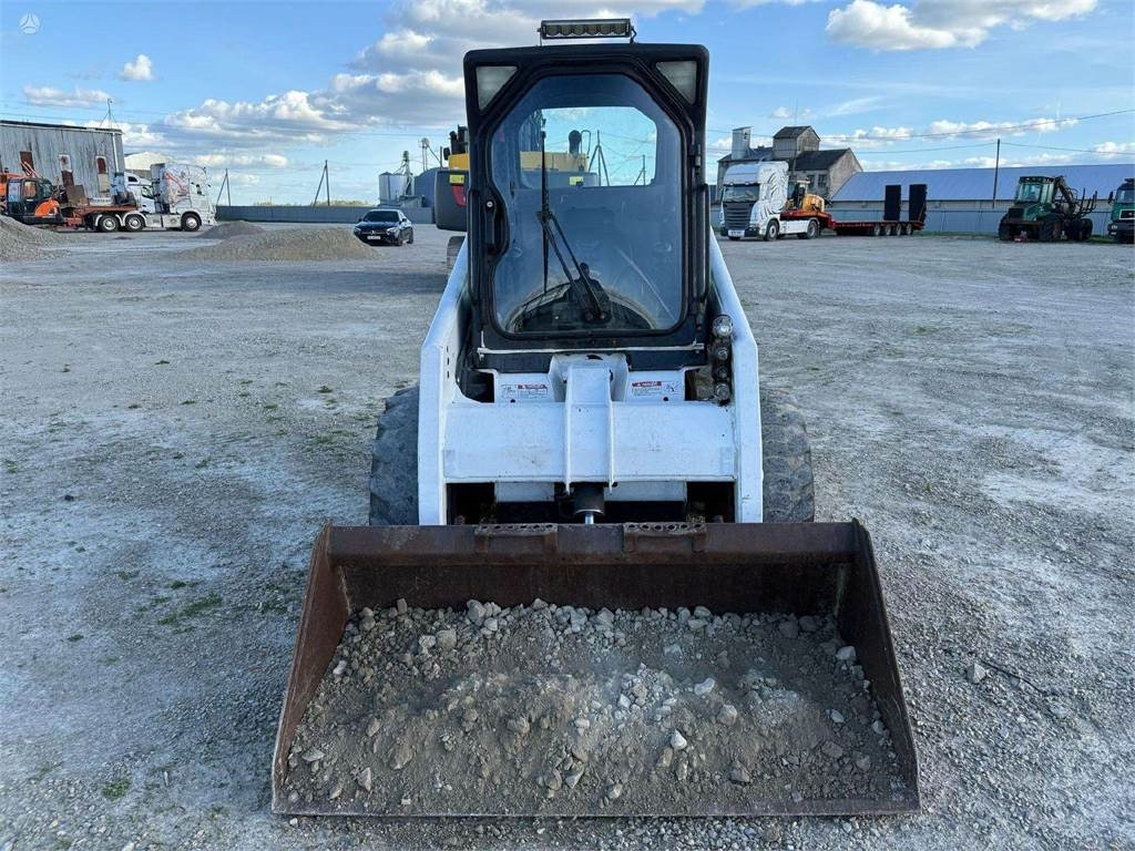 Компактен натоварувач Bobcat S130: слика 12