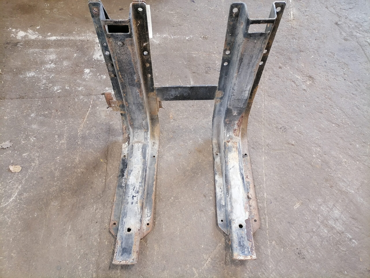 MAN Fuel tank bracket 81418015492 - Резервоар за гориво за Камион: слика 2 MAN Fuel tank bracket 81418015492 - Резервоар за гориво за Камион: слика 2