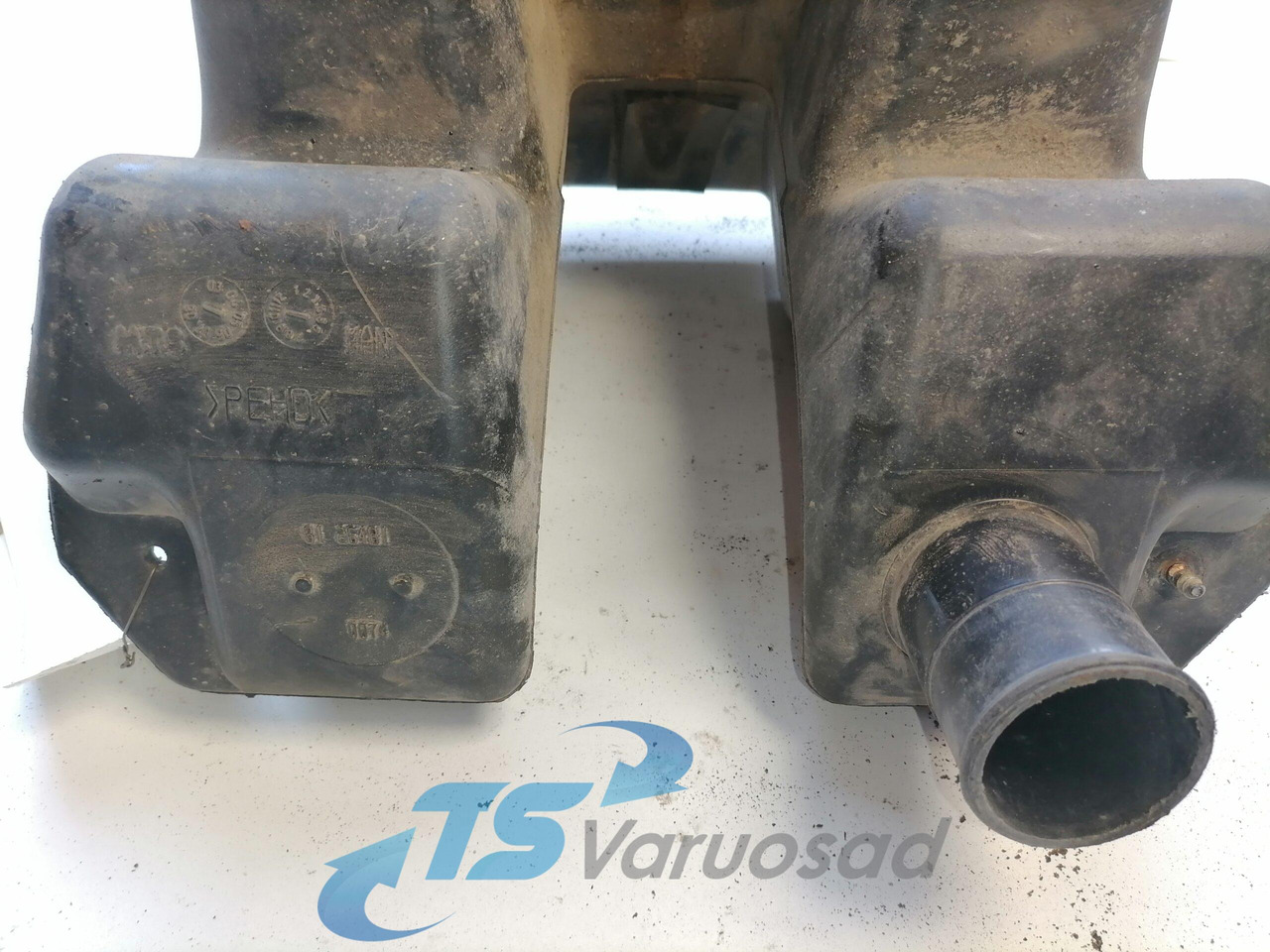 MAN Windscreen washer fluid tank 81264810074 - Бришач за Камион: слика 3 MAN Windscreen washer fluid tank 81264810074 - Бришач за Камион: слика 3