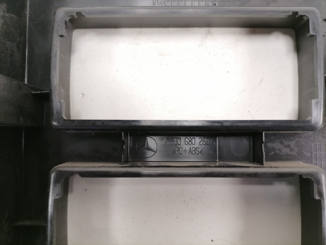 Mercedes-Benz Salongi plastik A9606802607 - Универзален дел за Камион: слика 3 Mercedes-Benz Salongi plastik A9606802607 - Универзален дел за Камион: слика 3