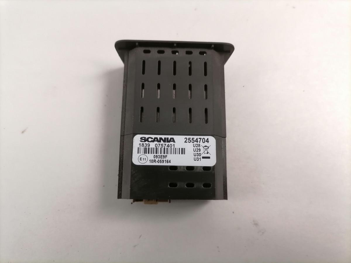 Scania USB pistiku paneel 2554704 - Електричен систем за Камион: слика 5 Scania USB pistiku paneel 2554704 - Електричен систем за Камион: слика 5