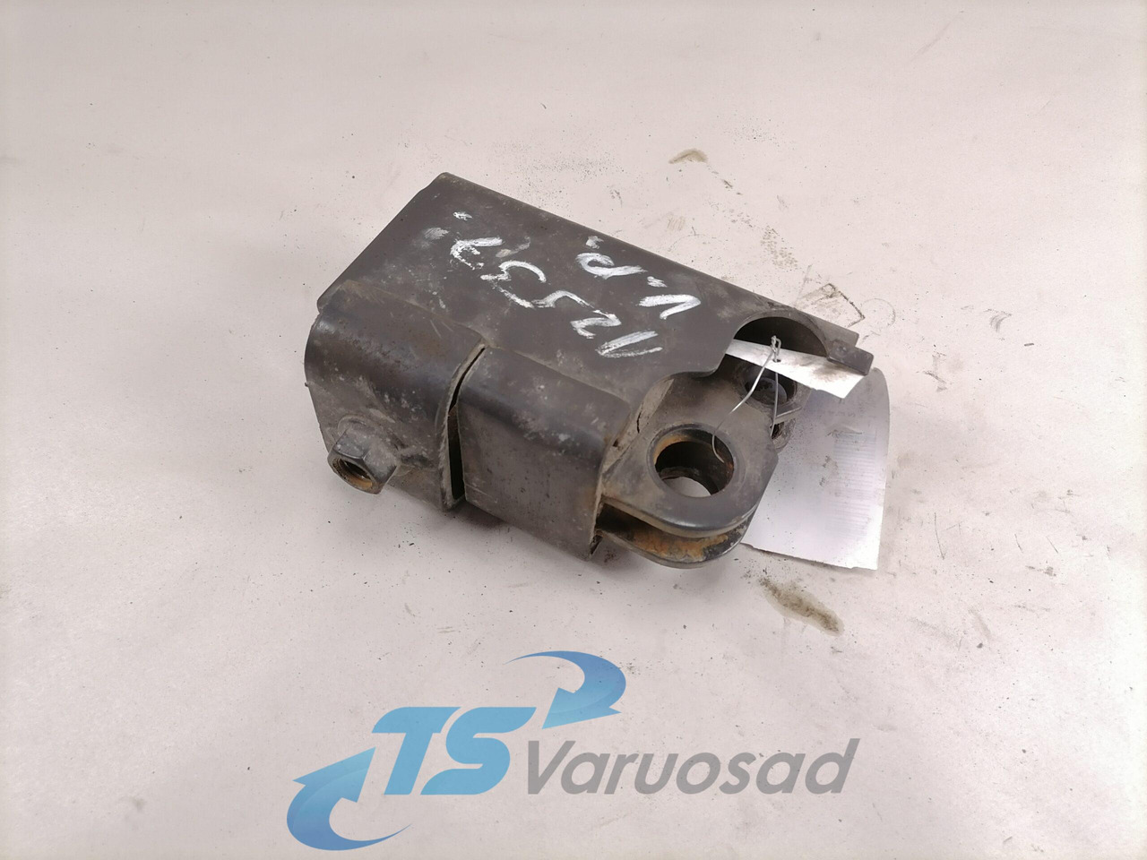 Volvo Bumper bracket 84157282 - Браник за Камион: слика 1 Volvo Bumper bracket 84157282 - Браник за Камион: слика 1