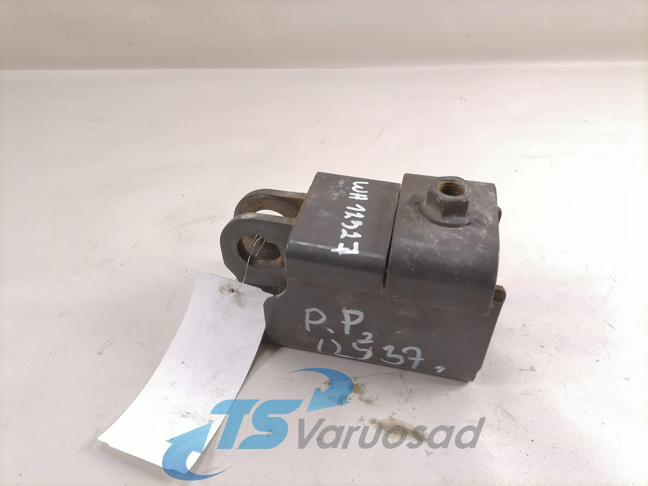 Volvo Bumper bracket 84157284 - Браник за Камион: слика 1 Volvo Bumper bracket 84157284 - Браник за Камион: слика 1