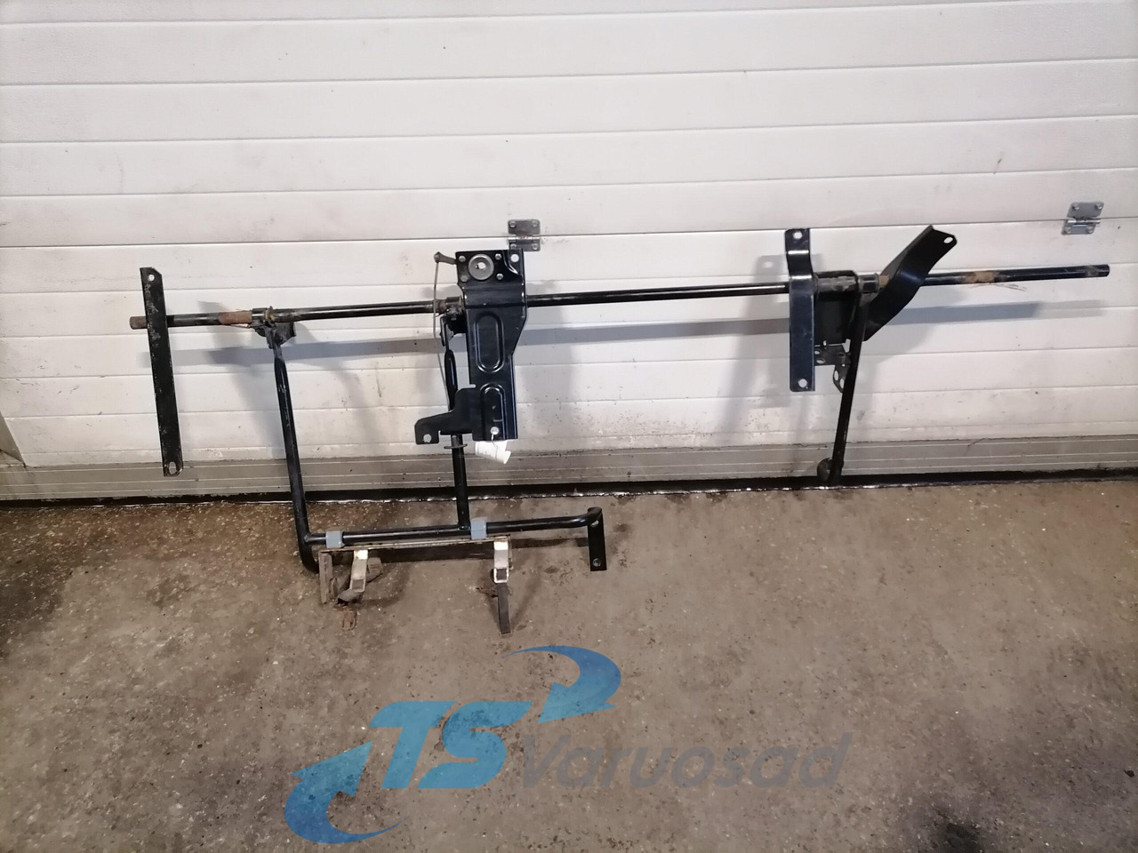 Volvo Kabiini tuulesuunaja kandur 82211420 - Универзален дел за Камион: слика 2 Volvo Kabiini tuulesuunaja kandur 82211420 - Универзален дел за Камион: слика 2