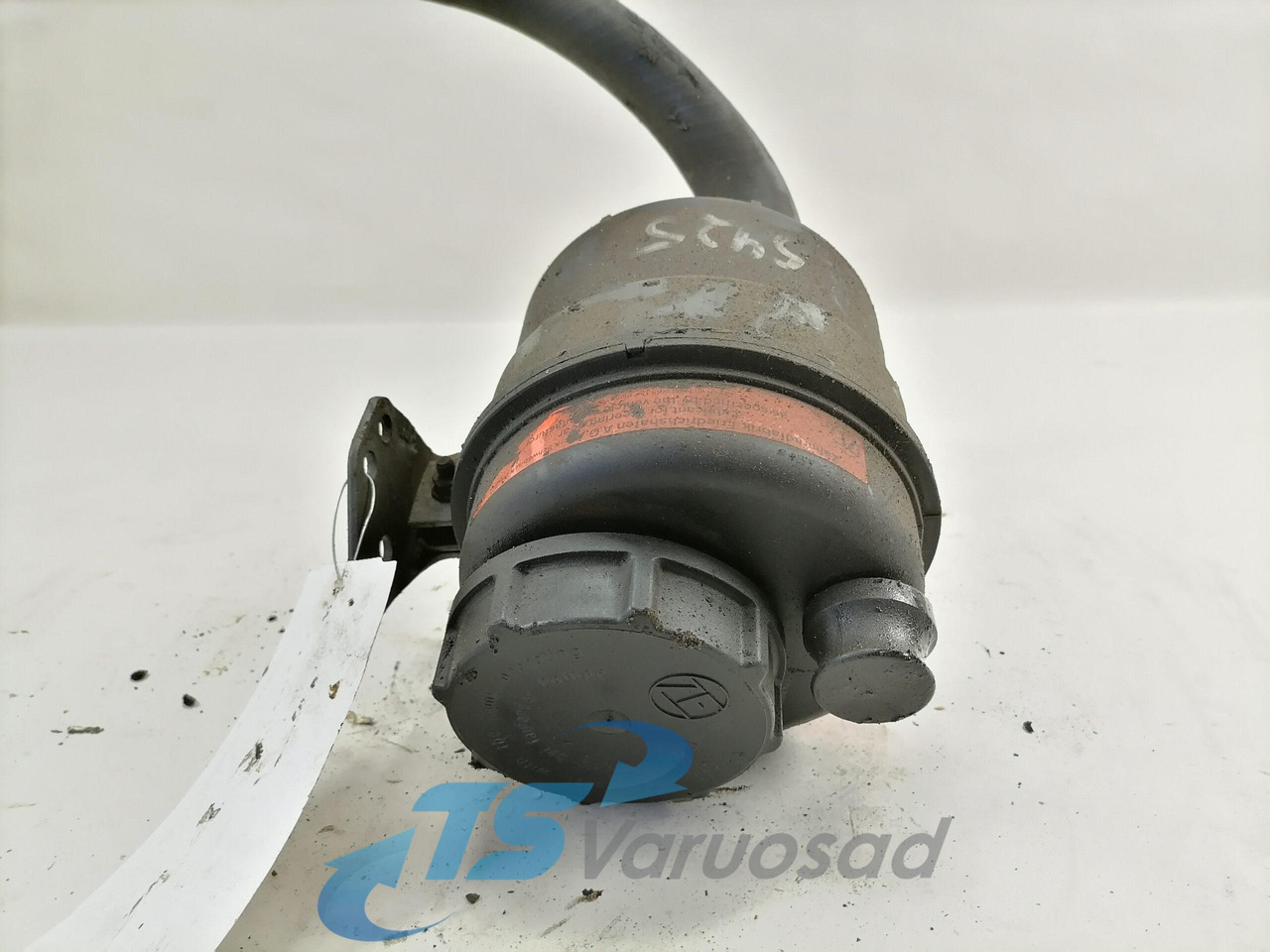Volvo Steering oil tank+ bracket 1592945 - Црево за управување за Камион: слика 2 Volvo Steering oil tank+ bracket 1592945 - Црево за управување за Камион: слика 2