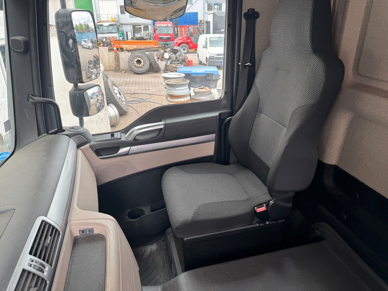 MAN 18.290 4X2 Koffer / Plane Top Zustand 8,30 Meter - Камион сандучар: слика 4 MAN 18.290 4X2 Koffer / Plane Top Zustand 8,30 Meter - Камион сандучар: слика 4