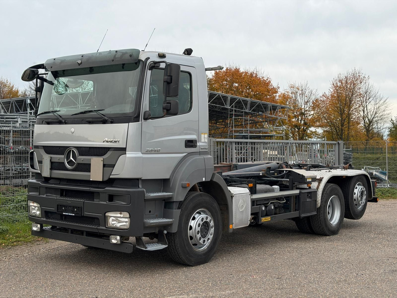 Mercedes-Benz 2540 L 6x2 Palfinger T20 mit hydr. Containerverr - Камион со кука за подигање: слика 1 Mercedes-Benz 2540 L 6x2 Palfinger T20 mit hydr. Containerverr - Камион со кука за подигање: слика 1