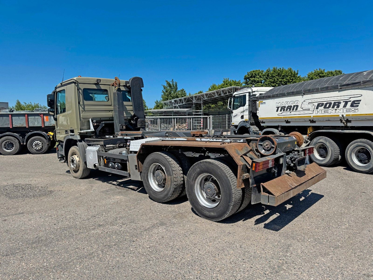 Mercedes-Benz 2644 6X4 VDL Abroller mit 3,90 Radstand Blatt BL - Камион со кука за подигање: слика 1 Mercedes-Benz 2644 6X4 VDL Abroller mit 3,90 Radstand Blatt BL - Камион со кука за подигање: слика 1