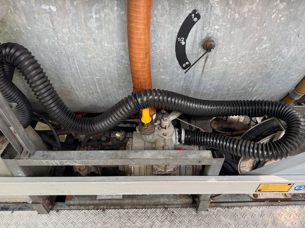 Mercedes-Benz 818 4X2 ROM Toilettenwagen Mercedes-Benz 818 4X2 ROM Toilettenwagen 6 Plätze - Вакуумски камион: слика 4 Mercedes-Benz 818 4X2 ROM Toilettenwagen Mercedes-Benz 818 4X2 ROM Toilettenwagen 6 Plätze - Вакуумски камион: слика 4