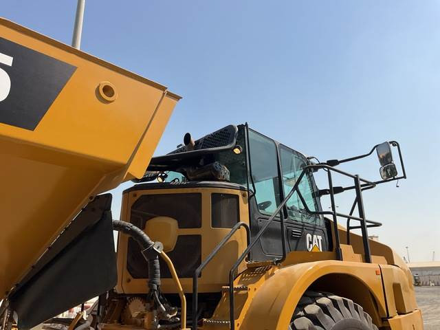 Зглобен истоварувач CAT 745: слика 19