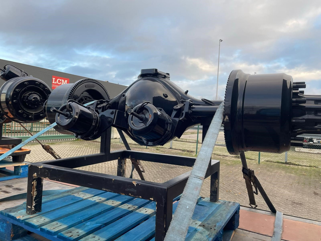 DAF vooras + achteras aandrijfas voor DAF 85/95 vrachtwagen - Оска и делови за Камион: слика 3 DAF vooras + achteras aandrijfas voor DAF 85/95 vrachtwagen - Оска и делови за Камион: слика 3