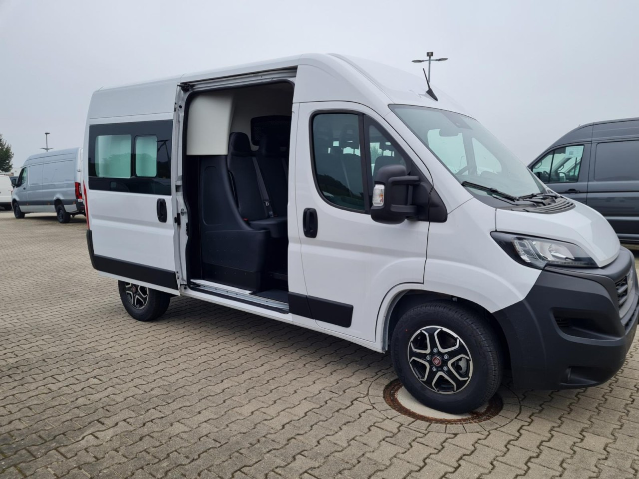 Fiat Ducato 35 Kasten Doka 7-Sitze 2x Schiebetür Maxi L2H2 - Товарно комбе, Комби со двојна кабина: слика 3 Fiat Ducato 35 Kasten Doka 7-Sitze 2x Schiebetür Maxi L2H2 - Товарно комбе, Комби со двојна кабина: слика 3