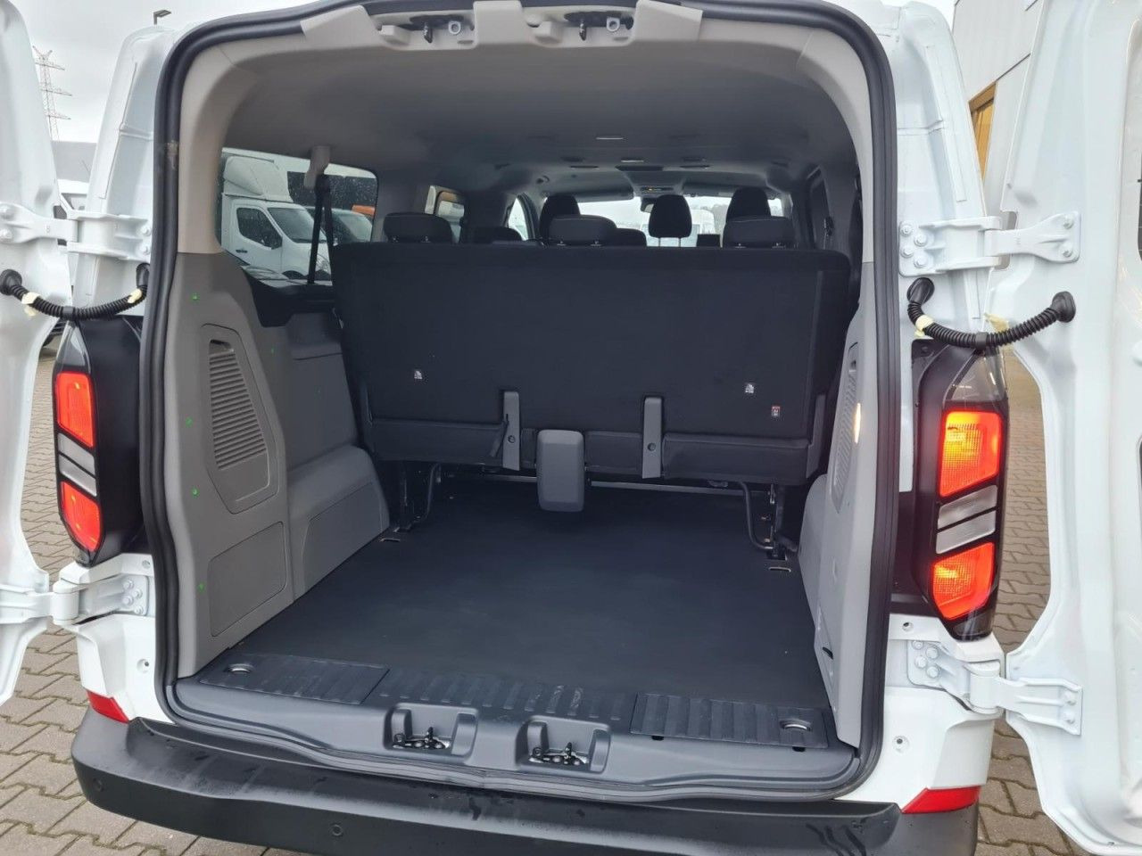 Автомобил Ford Transit Custom Kombi 320 L2 Trend 9 Sitze KAMERA: слика 19