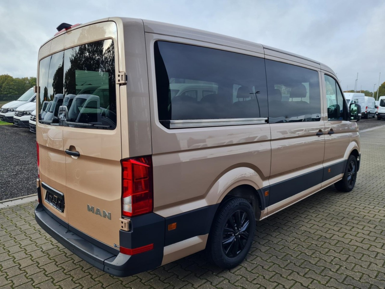 MAN Man TGE 3.180 TDi Kombi 9 Sitze ALU KAMERA LED LEDER Sonderumbau - Минибус, Патничко комбе: слика 4 MAN Man TGE 3.180 TDi Kombi 9 Sitze ALU KAMERA LED LEDER Sonderumbau - Минибус, Патничко комбе: слика 4