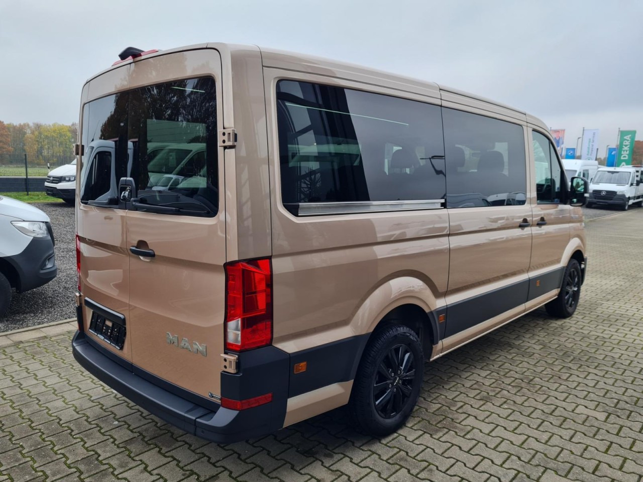 Man TGE 3.180 TDi Kombi 9 Sitze ALU KAMERA LED LEDER Sonderumbau - Минибус, Патничко комбе: слика 4 Man TGE 3.180 TDi Kombi 9 Sitze ALU KAMERA LED LEDER Sonderumbau - Минибус, Патничко комбе: слика 4