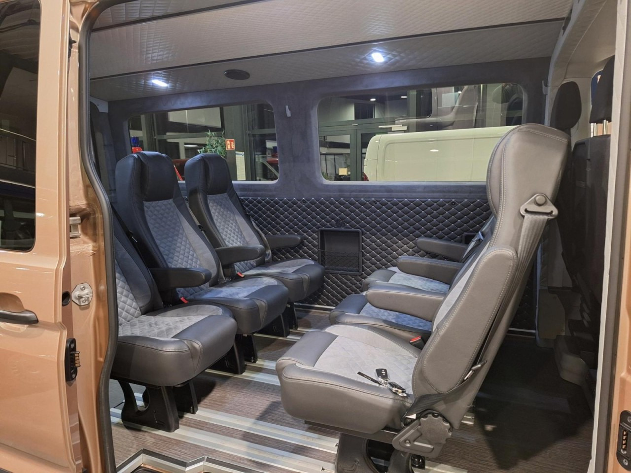 Man TGE 3.180 TDi Kombi 9 Sitze ALU KAMERA LED LEDER Sonderumbau - Комби со двојна кабина: слика 5 Man TGE 3.180 TDi Kombi 9 Sitze ALU KAMERA LED LEDER Sonderumbau - Комби со двојна кабина: слика 5