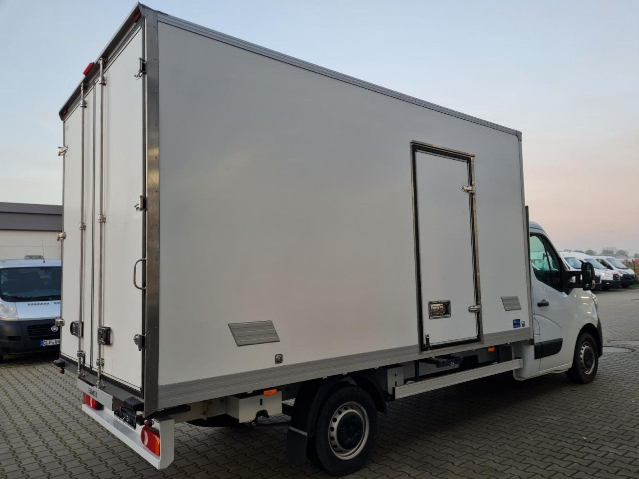 Renault Master 3.5t Möbel Koffer KLIMA LUFTFEDERUNG TEMP - Комбе фургон: слика 4 Renault Master 3.5t Möbel Koffer KLIMA LUFTFEDERUNG TEMP - Комбе фургон: слика 4