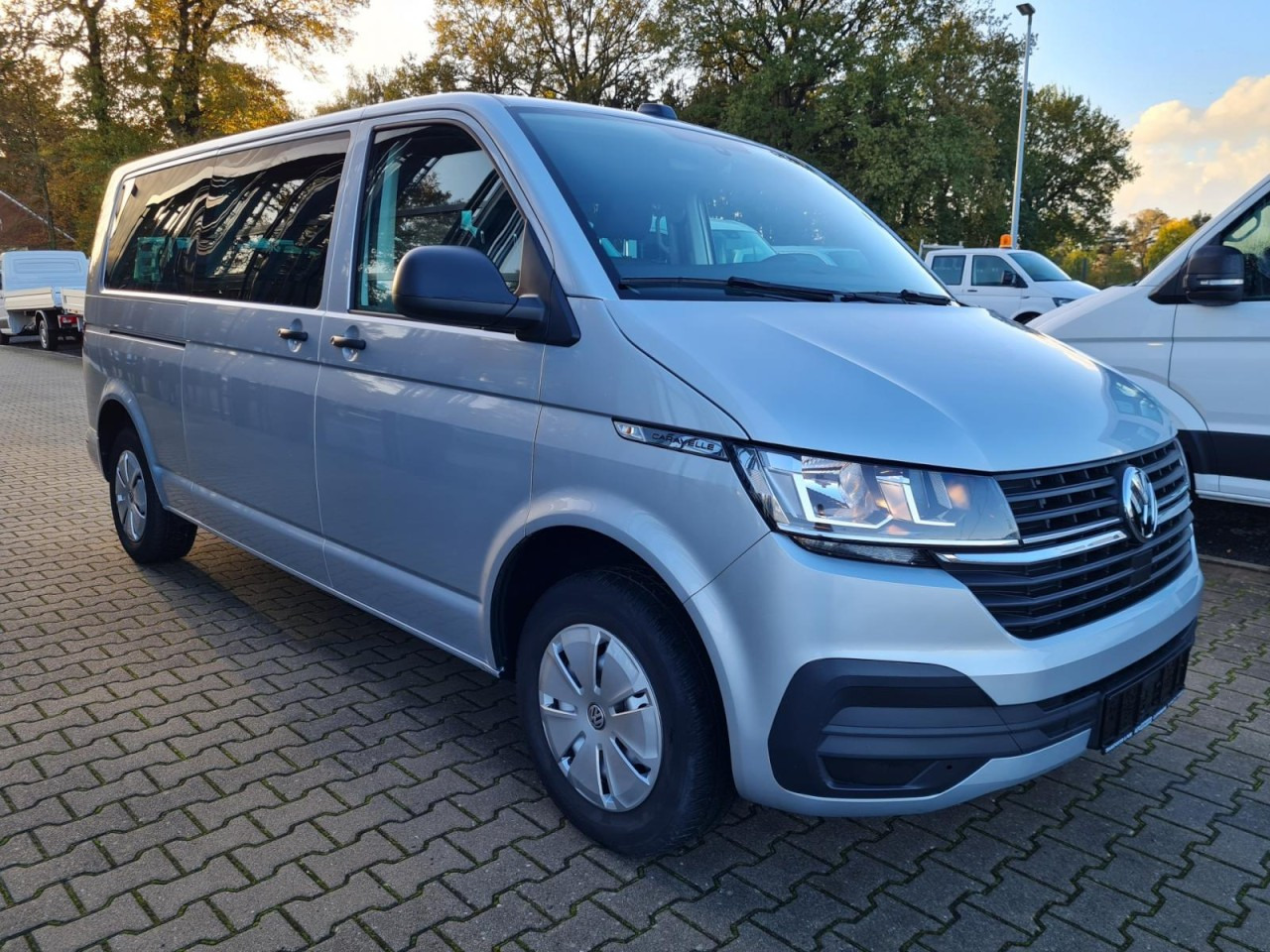Volkswagen T6.1 Caravelle TDI lang 9 Sitzer 2 Schiebetüren Trendl. - Минибус, Патничко комбе: слика 3 Volkswagen T6.1 Caravelle TDI lang 9 Sitzer 2 Schiebetüren Trendl. - Минибус, Патничко комбе: слика 3