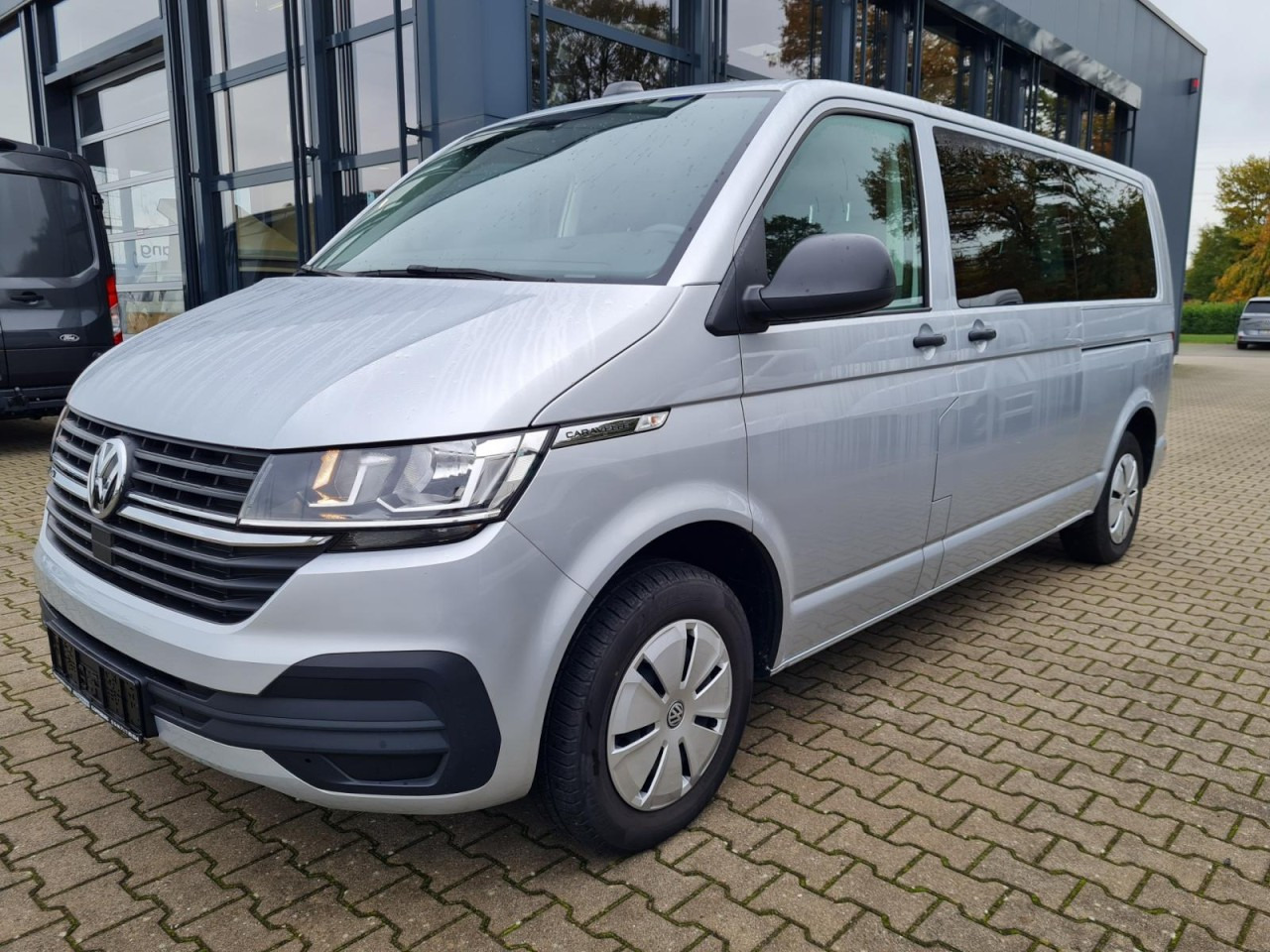 Volkswagen T6.1 Caravelle TDI lang 9 Sitzer 2 Schiebetüren Trendl. - Минибус, Патничко комбе: слика 1 Volkswagen T6.1 Caravelle TDI lang 9 Sitzer 2 Schiebetüren Trendl. - Минибус, Патничко комбе: слика 1