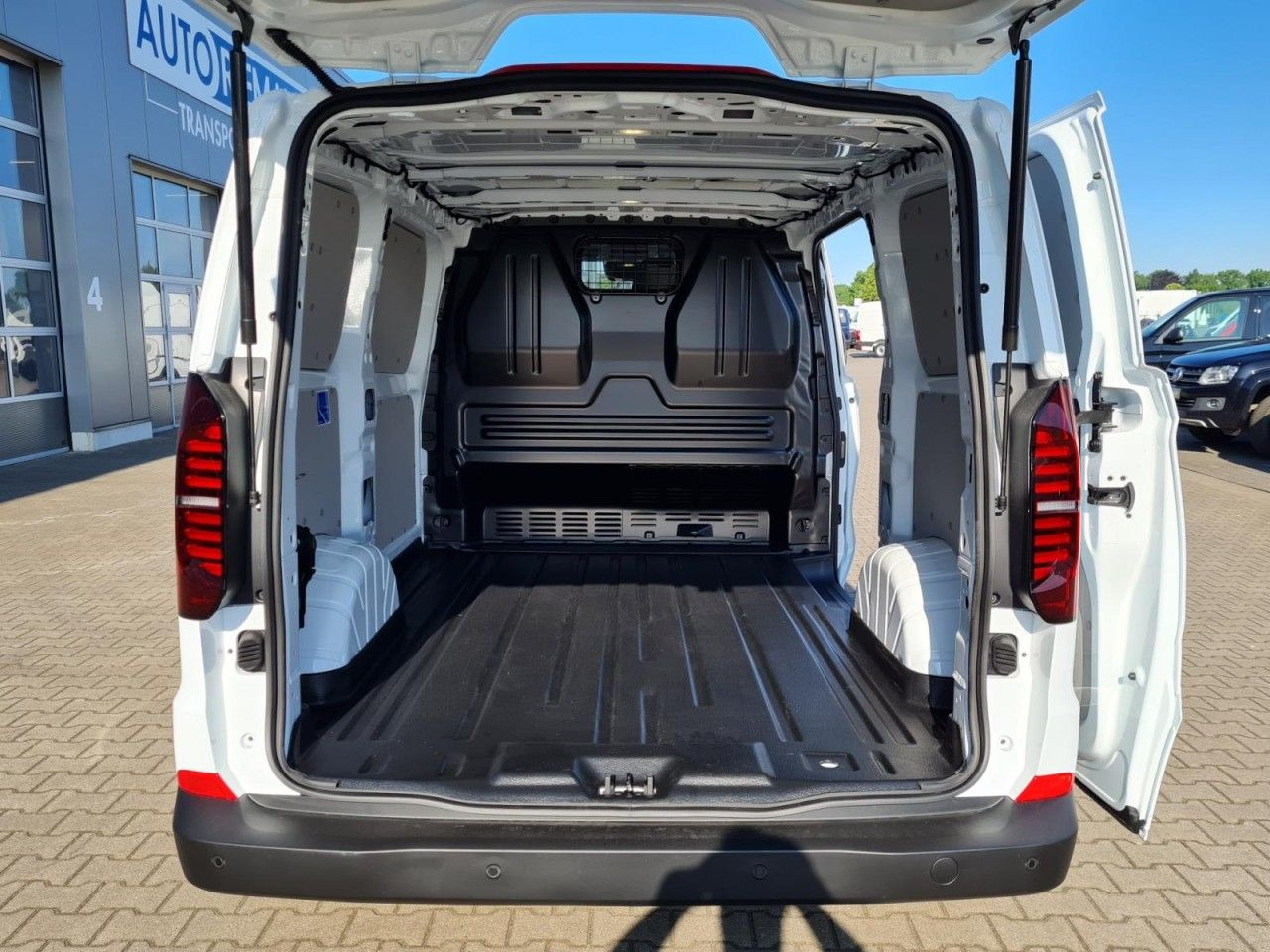 Volkswagen T7 Kasten Tdi KR Heckklappe PDC KLIMA TEMPOMAT - Мало комбе: слика 5 Volkswagen T7 Kasten Tdi KR Heckklappe PDC KLIMA TEMPOMAT - Мало комбе: слика 5