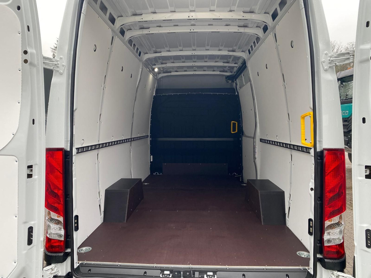 Iveco 35S16H3.0A8V mit ASC Ausbau *Klima*Radio*Kamera* - Товарно комбе: слика 5 Iveco 35S16H3.0A8V mit ASC Ausbau *Klima*Radio*Kamera* - Товарно комбе: слика 5